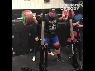 hafthor björnson squats with a 445 kg barbell [fanjh ,m`hycjy ghbctk cj infyujq dtcjv 445 ru [fanjh ,m`hycjy ghbctk cj infyujq