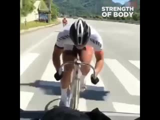 the cyclist is traveling at the speed of the car dtkjcbgtlbcn tltn cj crjhjcnm. vfibys